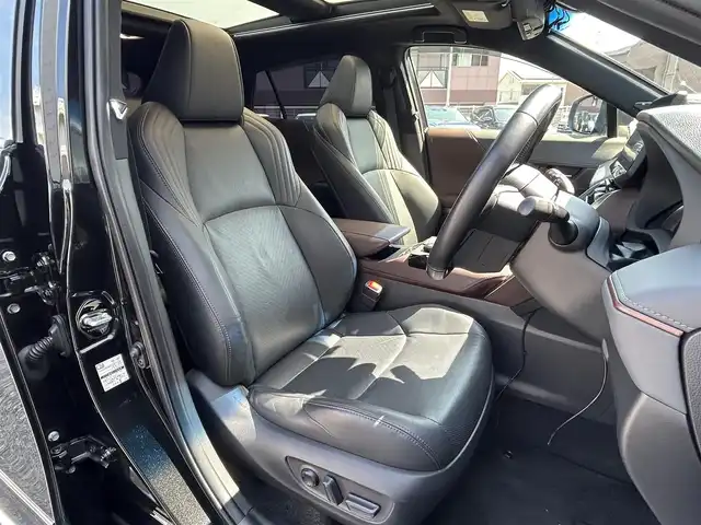 トヨタ ハリアー ハイブリッド Z レザーパッケージ 福岡県 2020(令2)年 4万km プレシャスブラックパール モデリスタ/・エアロ(フロント、サイド、リヤ)/・マフラーカッター/モデリスタ20インチAW/車高調テイン/12.3インチディスプレイオーディオ/　(Bluetooth/USB/Miracast/フルセグTV/ナビキット)/調光パノラマルーフ/JBLプレミアムサウンド/デジタルインナーミラー/パノラミックビューモニター/バックカメラ/トヨタセーフティセンス/・プリクラッシュセーフティ/・レーントレーシングアシスト/・アダプティブハイビームシステム/・オートマチックハイビーム/・ロードサインアシスト/・レーダークルーズコントロール/・先行車発進告知/ブラインドスポットモニター/クリアランスソナー/リヤクロストラフィックアラート/ロードサインアシスト/黒色レザーシート/パワーバックドア/シートヒーター/ベンチレーション/メモリー付パワーシート/ステアリングヒーター/おくだけ充電/モデリスタドアキックガード/ハリアー純正/・チョウヒエンブレム(リヤ)/・エンジンスターターカバー/USBポート×3/ETC2.0/スペアキー×1/保証書/取説/ナビ取説