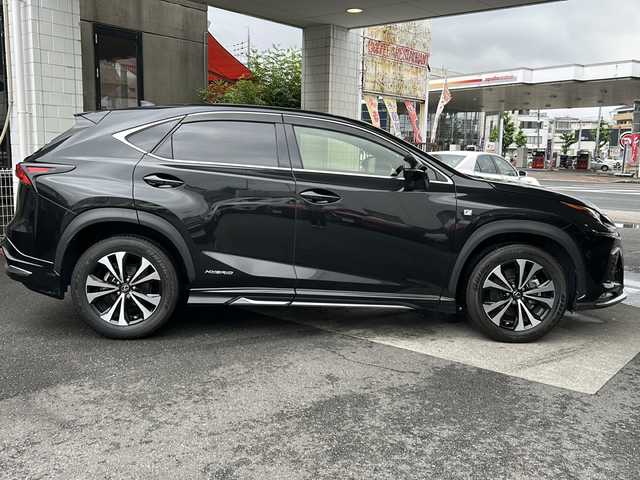レクサス ＮＸ 300h Fスポーツ 京都府 2019(平31)年 6.9万km グラファイトブラックガラスフレーク 純正メモリナビ/BT/CD/DVD/USB/FM/AM/AUX/フルセグTV/黒革シート　/パワーシート/シートメモリー/エアシート　/シートヒーター　/ステアリングヒーター　/衝突軽減　/車線逸脱防止　/オートハイビーム　/パーキングサポートブレーキ/ＢＳＭ　/前後コーナーセンサー　/レーダークルーズ　/パワーバックドア/バックカメラ/サイドカメラ　/ＡＳＣ　/ＴＰＭＳ　/ETC2.0/パドルシフト/ISOFIX