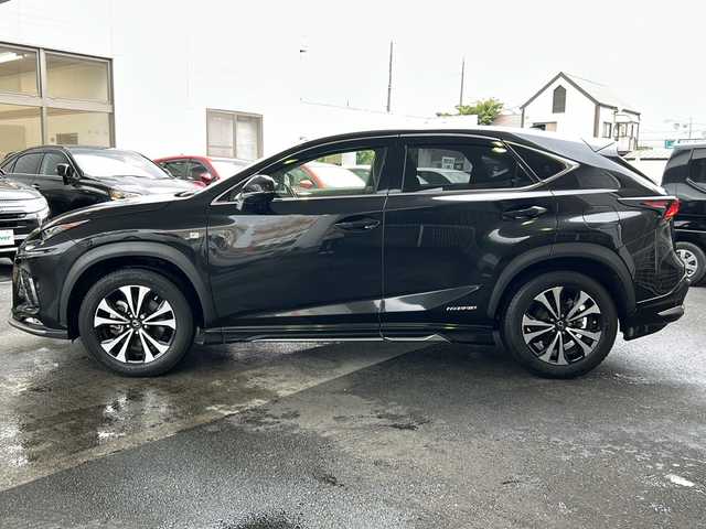 レクサス ＮＸ 300h Fスポーツ 京都府 2019(平31)年 6.9万km グラファイトブラックガラスフレーク 純正メモリナビ/BT/CD/DVD/USB/FM/AM/AUX/フルセグTV/黒革シート　/パワーシート/シートメモリー/エアシート　/シートヒーター　/ステアリングヒーター　/衝突軽減　/車線逸脱防止　/オートハイビーム　/パーキングサポートブレーキ/ＢＳＭ　/前後コーナーセンサー　/レーダークルーズ　/パワーバックドア/バックカメラ/サイドカメラ　/ＡＳＣ　/ＴＰＭＳ　/ETC2.0/パドルシフト/ISOFIX