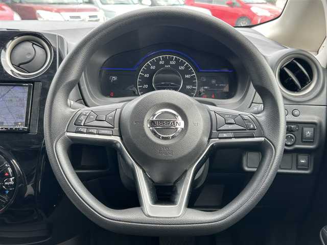 日産 ノート e－パワー X Vセレクション 愛知県 2020(令2)年 8.2万km ダークメタルグレー 社外ナビ/（BT/SD/FM/AM）/アラウンドビューモニター/LEDヘッドライト/フォグランプ/純正15インチAW/ビークルダイナミクスコントロール/車線逸脱警報/エマージェンシーブレーキ/インテリジェントクルーズコントロール/ステアリングスィッチ/スマートキー/スペアキー/ドアバイザー/フロアマット