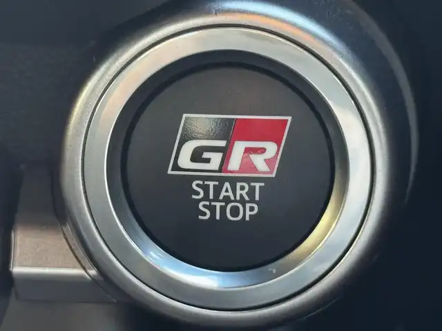 トヨタ ＧＲ８６ RZ 滋賀県 2023(令5)年 0.7万km クリスタルホワイトパール 社外９型ナビ/・Ｂｌｕｅｔｏｏｔｈ/ＨＤＭＩ/フルセグ/AUX//バックカメラ/純正ＬＥＤヘッドライト/オートライト/ハーフレザーシート/前席シートヒーター/クルーズコントロール/ステアリング連動ヘッドライト/革巻ステアリング/純正１８インチAW/スマートキー/ETC/純正フロアマット
