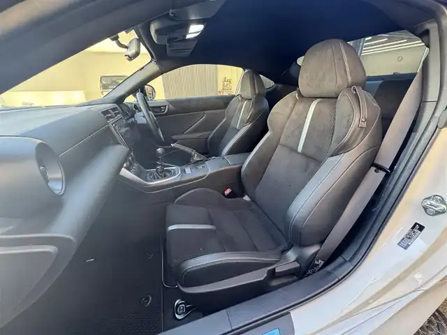 トヨタ ＧＲ８６ RZ 滋賀県 2023(令5)年 0.7万km クリスタルホワイトパール 社外９型ナビ/・Ｂｌｕｅｔｏｏｔｈ/ＨＤＭＩ/フルセグ/AUX//バックカメラ/純正ＬＥＤヘッドライト/オートライト/ハーフレザーシート/前席シートヒーター/クルーズコントロール/ステアリング連動ヘッドライト/革巻ステアリング/純正１８インチAW/スマートキー/ETC/純正フロアマット