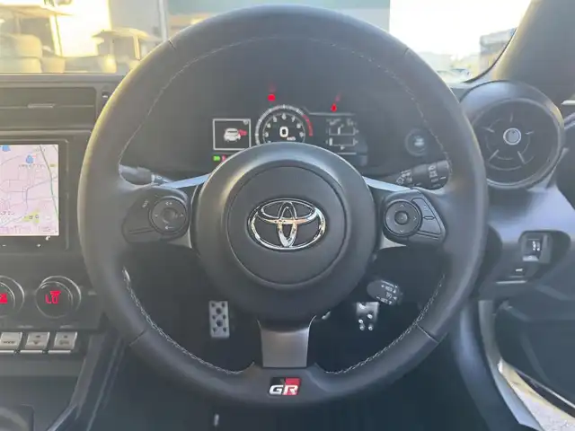 トヨタ ＧＲ８６ RZ 滋賀県 2023(令5)年 0.7万km クリスタルホワイトパール 社外９型ナビ/・Ｂｌｕｅｔｏｏｔｈ/ＨＤＭＩ/フルセグ/AUX//バックカメラ/純正ＬＥＤヘッドライト/オートライト/ハーフレザーシート/前席シートヒーター/クルーズコントロール/ステアリング連動ヘッドライト/革巻ステアリング/純正１８インチAW/スマートキー/ETC/純正フロアマット
