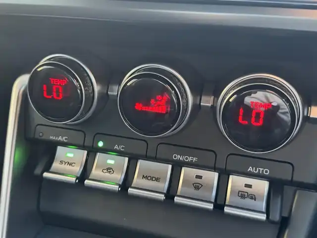 トヨタ ＧＲ８６ RZ 滋賀県 2023(令5)年 0.7万km クリスタルホワイトパール 社外９型ナビ/・Ｂｌｕｅｔｏｏｔｈ/ＨＤＭＩ/フルセグ/AUX//バックカメラ/純正ＬＥＤヘッドライト/オートライト/ハーフレザーシート/前席シートヒーター/クルーズコントロール/ステアリング連動ヘッドライト/革巻ステアリング/純正１８インチAW/スマートキー/ETC/純正フロアマット