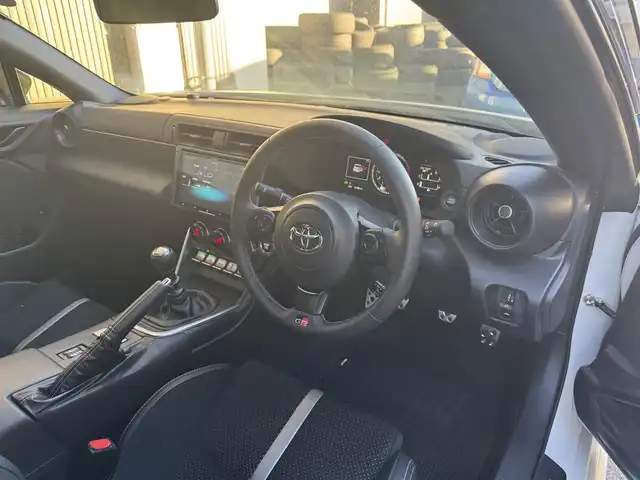 トヨタ ＧＲ８６ RZ 滋賀県 2023(令5)年 0.7万km クリスタルホワイトパール 社外９型ナビ/・Ｂｌｕｅｔｏｏｔｈ/ＨＤＭＩ/フルセグ/AUX//バックカメラ/純正ＬＥＤヘッドライト/オートライト/ハーフレザーシート/前席シートヒーター/クルーズコントロール/ステアリング連動ヘッドライト/革巻ステアリング/純正１８インチAW/スマートキー/ETC/純正フロアマット