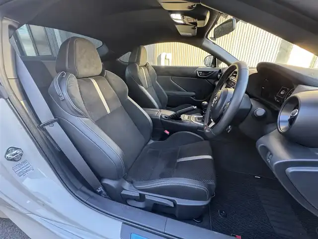 トヨタ ＧＲ８６ RZ 滋賀県 2023(令5)年 0.7万km クリスタルホワイトパール 社外９型ナビ/・Ｂｌｕｅｔｏｏｔｈ/ＨＤＭＩ/フルセグ/AUX//バックカメラ/純正ＬＥＤヘッドライト/オートライト/ハーフレザーシート/前席シートヒーター/クルーズコントロール/ステアリング連動ヘッドライト/革巻ステアリング/純正１８インチAW/スマートキー/ETC/純正フロアマット
