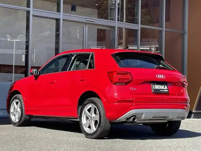 アウディ Ｑ２ 30TFSIスポーツ 福岡県 2019(令1)年 2.9万km 赤 ナビゲーションパッケージ/・MMIナビゲーションシステム/・TVチューナー/・8スピーカー/・スマートフォンインターフェイス/・Audi connect/バーチャルコックピット/アシスタンスパッケージ/・サイドアシスト/・アクティブレーンアシスト/・トラフィックジャムアシスト/・リヤクロストラフィックアシスト/・プレセンスベーシック/・ハイビームアシスト/アダプティブクルーズコントロール /ベーシックパッケージ/・デラックスオートマチックエアコンディショナー/・ルームミラー 自動防眩/・DIS（ドライバーインフォメーションシステム）/・ステアリングホイール 3スポークレザー/・センターアームレス/コンビニエンスパッケージ/・アドバンストキーシステム/・リヤビューカメラ/・アウディパーキングシステム/LEDライトパッケージ/・LEDヘッドライト/・LEDリヤダイナミックターンインディケーター/・ヘッドライトウォッシャー/・LEDインテリアライティング/オートマチックテールゲート/ＡＵＤＩドライブセレクト/シートヒーター/アドバンストキー/パーキングエンド/ETC/電動パーキング/純正17インチAW