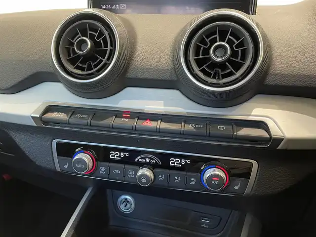 アウディ Ｑ２ 30TFSIスポーツ 福岡県 2019(令1)年 2.9万km 赤 ナビゲーションパッケージ/・MMIナビゲーションシステム/・TVチューナー/・8スピーカー/・スマートフォンインターフェイス/・Audi connect/バーチャルコックピット/アシスタンスパッケージ/・サイドアシスト/・アクティブレーンアシスト/・トラフィックジャムアシスト/・リヤクロストラフィックアシスト/・プレセンスベーシック/・ハイビームアシスト/アダプティブクルーズコントロール /ベーシックパッケージ/・デラックスオートマチックエアコンディショナー/・ルームミラー 自動防眩/・DIS（ドライバーインフォメーションシステム）/・ステアリングホイール 3スポークレザー/・センターアームレス/コンビニエンスパッケージ/・アドバンストキーシステム/・リヤビューカメラ/・アウディパーキングシステム/LEDライトパッケージ/・LEDヘッドライト/・LEDリヤダイナミックターンインディケーター/・ヘッドライトウォッシャー/・LEDインテリアライティング/オートマチックテールゲート/ＡＵＤＩドライブセレクト/シートヒーター/アドバンストキー/パーキングエンド/ETC/電動パーキング/純正17インチAW