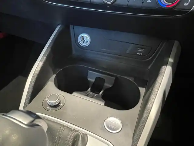 アウディ Ｑ２ 30TFSIスポーツ 福岡県 2019(令1)年 2.9万km 赤 ナビゲーションパッケージ/・MMIナビゲーションシステム/・TVチューナー/・8スピーカー/・スマートフォンインターフェイス/・Audi connect/バーチャルコックピット/アシスタンスパッケージ/・サイドアシスト/・アクティブレーンアシスト/・トラフィックジャムアシスト/・リヤクロストラフィックアシスト/・プレセンスベーシック/・ハイビームアシスト/アダプティブクルーズコントロール /ベーシックパッケージ/・デラックスオートマチックエアコンディショナー/・ルームミラー 自動防眩/・DIS（ドライバーインフォメーションシステム）/・ステアリングホイール 3スポークレザー/・センターアームレス/コンビニエンスパッケージ/・アドバンストキーシステム/・リヤビューカメラ/・アウディパーキングシステム/LEDライトパッケージ/・LEDヘッドライト/・LEDリヤダイナミックターンインディケーター/・ヘッドライトウォッシャー/・LEDインテリアライティング/オートマチックテールゲート/ＡＵＤＩドライブセレクト/シートヒーター/アドバンストキー/パーキングエンド/ETC/電動パーキング/純正17インチAW