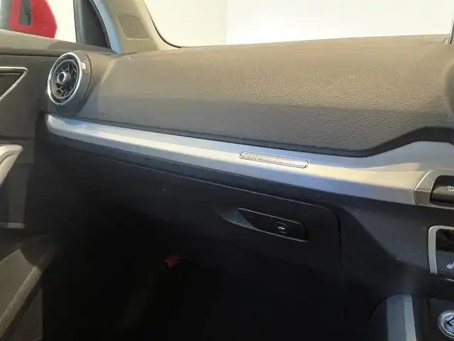 アウディ Ｑ２ 30TFSIスポーツ 福岡県 2019(令1)年 2.9万km 赤 ナビゲーションパッケージ/・MMIナビゲーションシステム/・TVチューナー/・8スピーカー/・スマートフォンインターフェイス/・Audi connect/バーチャルコックピット/アシスタンスパッケージ/・サイドアシスト/・アクティブレーンアシスト/・トラフィックジャムアシスト/・リヤクロストラフィックアシスト/・プレセンスベーシック/・ハイビームアシスト/アダプティブクルーズコントロール /ベーシックパッケージ/・デラックスオートマチックエアコンディショナー/・ルームミラー 自動防眩/・DIS（ドライバーインフォメーションシステム）/・ステアリングホイール 3スポークレザー/・センターアームレス/コンビニエンスパッケージ/・アドバンストキーシステム/・リヤビューカメラ/・アウディパーキングシステム/LEDライトパッケージ/・LEDヘッドライト/・LEDリヤダイナミックターンインディケーター/・ヘッドライトウォッシャー/・LEDインテリアライティング/オートマチックテールゲート/ＡＵＤＩドライブセレクト/シートヒーター/アドバンストキー/パーキングエンド/ETC/電動パーキング/純正17インチAW