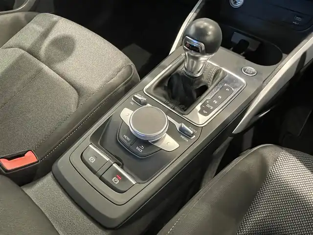 アウディ Ｑ２ 30TFSIスポーツ 福岡県 2019(令1)年 2.9万km 赤 ナビゲーションパッケージ/・MMIナビゲーションシステム/・TVチューナー/・8スピーカー/・スマートフォンインターフェイス/・Audi connect/バーチャルコックピット/アシスタンスパッケージ/・サイドアシスト/・アクティブレーンアシスト/・トラフィックジャムアシスト/・リヤクロストラフィックアシスト/・プレセンスベーシック/・ハイビームアシスト/アダプティブクルーズコントロール /ベーシックパッケージ/・デラックスオートマチックエアコンディショナー/・ルームミラー 自動防眩/・DIS（ドライバーインフォメーションシステム）/・ステアリングホイール 3スポークレザー/・センターアームレス/コンビニエンスパッケージ/・アドバンストキーシステム/・リヤビューカメラ/・アウディパーキングシステム/LEDライトパッケージ/・LEDヘッドライト/・LEDリヤダイナミックターンインディケーター/・ヘッドライトウォッシャー/・LEDインテリアライティング/オートマチックテールゲート/ＡＵＤＩドライブセレクト/シートヒーター/アドバンストキー/パーキングエンド/ETC/電動パーキング/純正17インチAW