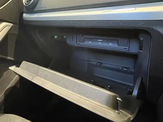 アウディ Ｑ２ 30TFSIスポーツ 福岡県 2019(令1)年 2.9万km 赤 ナビゲーションパッケージ/・MMIナビゲーションシステム/・TVチューナー/・8スピーカー/・スマートフォンインターフェイス/・Audi connect/バーチャルコックピット/アシスタンスパッケージ/・サイドアシスト/・アクティブレーンアシスト/・トラフィックジャムアシスト/・リヤクロストラフィックアシスト/・プレセンスベーシック/・ハイビームアシスト/アダプティブクルーズコントロール /ベーシックパッケージ/・デラックスオートマチックエアコンディショナー/・ルームミラー 自動防眩/・DIS（ドライバーインフォメーションシステム）/・ステアリングホイール 3スポークレザー/・センターアームレス/コンビニエンスパッケージ/・アドバンストキーシステム/・リヤビューカメラ/・アウディパーキングシステム/LEDライトパッケージ/・LEDヘッドライト/・LEDリヤダイナミックターンインディケーター/・ヘッドライトウォッシャー/・LEDインテリアライティング/オートマチックテールゲート/ＡＵＤＩドライブセレクト/シートヒーター/アドバンストキー/パーキングエンド/ETC/電動パーキング/純正17インチAW