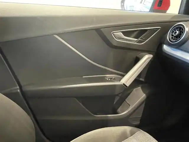 アウディ Ｑ２ 30TFSIスポーツ 福岡県 2019(令1)年 2.9万km 赤 ナビゲーションパッケージ/・MMIナビゲーションシステム/・TVチューナー/・8スピーカー/・スマートフォンインターフェイス/・Audi connect/バーチャルコックピット/アシスタンスパッケージ/・サイドアシスト/・アクティブレーンアシスト/・トラフィックジャムアシスト/・リヤクロストラフィックアシスト/・プレセンスベーシック/・ハイビームアシスト/アダプティブクルーズコントロール /ベーシックパッケージ/・デラックスオートマチックエアコンディショナー/・ルームミラー 自動防眩/・DIS（ドライバーインフォメーションシステム）/・ステアリングホイール 3スポークレザー/・センターアームレス/コンビニエンスパッケージ/・アドバンストキーシステム/・リヤビューカメラ/・アウディパーキングシステム/LEDライトパッケージ/・LEDヘッドライト/・LEDリヤダイナミックターンインディケーター/・ヘッドライトウォッシャー/・LEDインテリアライティング/オートマチックテールゲート/ＡＵＤＩドライブセレクト/シートヒーター/アドバンストキー/パーキングエンド/ETC/電動パーキング/純正17インチAW