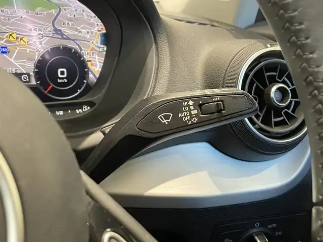 アウディ Ｑ２ 30TFSIスポーツ 福岡県 2019(令1)年 2.9万km 赤 ナビゲーションパッケージ/・MMIナビゲーションシステム/・TVチューナー/・8スピーカー/・スマートフォンインターフェイス/・Audi connect/バーチャルコックピット/アシスタンスパッケージ/・サイドアシスト/・アクティブレーンアシスト/・トラフィックジャムアシスト/・リヤクロストラフィックアシスト/・プレセンスベーシック/・ハイビームアシスト/アダプティブクルーズコントロール /ベーシックパッケージ/・デラックスオートマチックエアコンディショナー/・ルームミラー 自動防眩/・DIS（ドライバーインフォメーションシステム）/・ステアリングホイール 3スポークレザー/・センターアームレス/コンビニエンスパッケージ/・アドバンストキーシステム/・リヤビューカメラ/・アウディパーキングシステム/LEDライトパッケージ/・LEDヘッドライト/・LEDリヤダイナミックターンインディケーター/・ヘッドライトウォッシャー/・LEDインテリアライティング/オートマチックテールゲート/ＡＵＤＩドライブセレクト/シートヒーター/アドバンストキー/パーキングエンド/ETC/電動パーキング/純正17インチAW