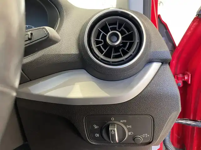 アウディ Ｑ２ 30TFSIスポーツ 福岡県 2019(令1)年 2.9万km 赤 ナビゲーションパッケージ/・MMIナビゲーションシステム/・TVチューナー/・8スピーカー/・スマートフォンインターフェイス/・Audi connect/バーチャルコックピット/アシスタンスパッケージ/・サイドアシスト/・アクティブレーンアシスト/・トラフィックジャムアシスト/・リヤクロストラフィックアシスト/・プレセンスベーシック/・ハイビームアシスト/アダプティブクルーズコントロール /ベーシックパッケージ/・デラックスオートマチックエアコンディショナー/・ルームミラー 自動防眩/・DIS（ドライバーインフォメーションシステム）/・ステアリングホイール 3スポークレザー/・センターアームレス/コンビニエンスパッケージ/・アドバンストキーシステム/・リヤビューカメラ/・アウディパーキングシステム/LEDライトパッケージ/・LEDヘッドライト/・LEDリヤダイナミックターンインディケーター/・ヘッドライトウォッシャー/・LEDインテリアライティング/オートマチックテールゲート/ＡＵＤＩドライブセレクト/シートヒーター/アドバンストキー/パーキングエンド/ETC/電動パーキング/純正17インチAW