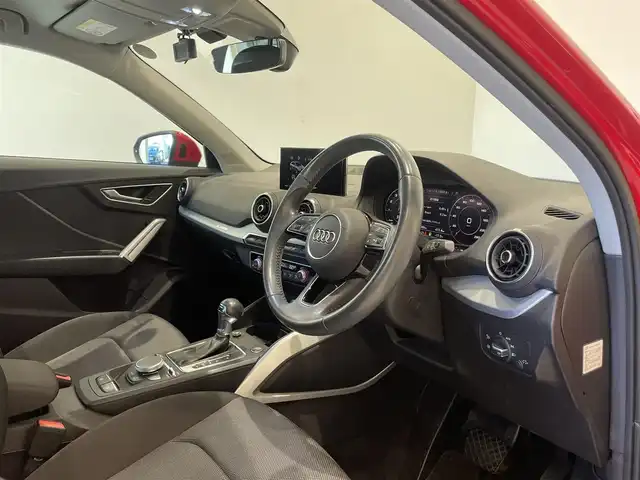 アウディ Ｑ２ 30TFSIスポーツ 福岡県 2019(令1)年 2.9万km 赤 ナビゲーションパッケージ/・MMIナビゲーションシステム/・TVチューナー/・8スピーカー/・スマートフォンインターフェイス/・Audi connect/バーチャルコックピット/アシスタンスパッケージ/・サイドアシスト/・アクティブレーンアシスト/・トラフィックジャムアシスト/・リヤクロストラフィックアシスト/・プレセンスベーシック/・ハイビームアシスト/アダプティブクルーズコントロール /ベーシックパッケージ/・デラックスオートマチックエアコンディショナー/・ルームミラー 自動防眩/・DIS（ドライバーインフォメーションシステム）/・ステアリングホイール 3スポークレザー/・センターアームレス/コンビニエンスパッケージ/・アドバンストキーシステム/・リヤビューカメラ/・アウディパーキングシステム/LEDライトパッケージ/・LEDヘッドライト/・LEDリヤダイナミックターンインディケーター/・ヘッドライトウォッシャー/・LEDインテリアライティング/オートマチックテールゲート/ＡＵＤＩドライブセレクト/シートヒーター/アドバンストキー/パーキングエンド/ETC/電動パーキング/純正17インチAW