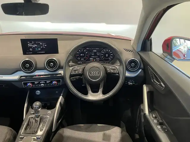 アウディ Ｑ２ 30TFSIスポーツ 福岡県 2019(令1)年 2.9万km 赤 ナビゲーションパッケージ/・MMIナビゲーションシステム/・TVチューナー/・8スピーカー/・スマートフォンインターフェイス/・Audi connect/バーチャルコックピット/アシスタンスパッケージ/・サイドアシスト/・アクティブレーンアシスト/・トラフィックジャムアシスト/・リヤクロストラフィックアシスト/・プレセンスベーシック/・ハイビームアシスト/アダプティブクルーズコントロール /ベーシックパッケージ/・デラックスオートマチックエアコンディショナー/・ルームミラー 自動防眩/・DIS（ドライバーインフォメーションシステム）/・ステアリングホイール 3スポークレザー/・センターアームレス/コンビニエンスパッケージ/・アドバンストキーシステム/・リヤビューカメラ/・アウディパーキングシステム/LEDライトパッケージ/・LEDヘッドライト/・LEDリヤダイナミックターンインディケーター/・ヘッドライトウォッシャー/・LEDインテリアライティング/オートマチックテールゲート/ＡＵＤＩドライブセレクト/シートヒーター/アドバンストキー/パーキングエンド/ETC/電動パーキング/純正17インチAW