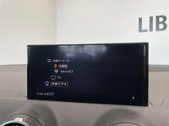 アウディ Ｑ２ 30TFSIスポーツ 福岡県 2019(令1)年 2.9万km 赤 ナビゲーションパッケージ/・MMIナビゲーションシステム/・TVチューナー/・8スピーカー/・スマートフォンインターフェイス/・Audi connect/バーチャルコックピット/アシスタンスパッケージ/・サイドアシスト/・アクティブレーンアシスト/・トラフィックジャムアシスト/・リヤクロストラフィックアシスト/・プレセンスベーシック/・ハイビームアシスト/アダプティブクルーズコントロール /ベーシックパッケージ/・デラックスオートマチックエアコンディショナー/・ルームミラー 自動防眩/・DIS（ドライバーインフォメーションシステム）/・ステアリングホイール 3スポークレザー/・センターアームレス/コンビニエンスパッケージ/・アドバンストキーシステム/・リヤビューカメラ/・アウディパーキングシステム/LEDライトパッケージ/・LEDヘッドライト/・LEDリヤダイナミックターンインディケーター/・ヘッドライトウォッシャー/・LEDインテリアライティング/オートマチックテールゲート/ＡＵＤＩドライブセレクト/シートヒーター/アドバンストキー/パーキングエンド/ETC/電動パーキング/純正17インチAW