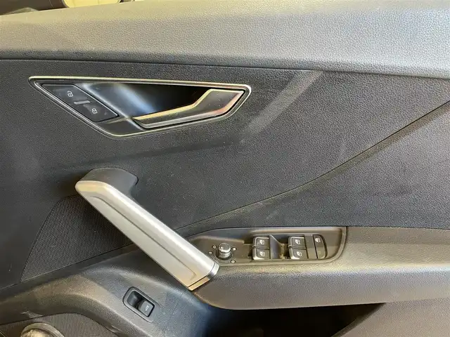 アウディ Ｑ２ 30TFSIスポーツ 福岡県 2019(令1)年 2.9万km 赤 ナビゲーションパッケージ/・MMIナビゲーションシステム/・TVチューナー/・8スピーカー/・スマートフォンインターフェイス/・Audi connect/バーチャルコックピット/アシスタンスパッケージ/・サイドアシスト/・アクティブレーンアシスト/・トラフィックジャムアシスト/・リヤクロストラフィックアシスト/・プレセンスベーシック/・ハイビームアシスト/アダプティブクルーズコントロール /ベーシックパッケージ/・デラックスオートマチックエアコンディショナー/・ルームミラー 自動防眩/・DIS（ドライバーインフォメーションシステム）/・ステアリングホイール 3スポークレザー/・センターアームレス/コンビニエンスパッケージ/・アドバンストキーシステム/・リヤビューカメラ/・アウディパーキングシステム/LEDライトパッケージ/・LEDヘッドライト/・LEDリヤダイナミックターンインディケーター/・ヘッドライトウォッシャー/・LEDインテリアライティング/オートマチックテールゲート/ＡＵＤＩドライブセレクト/シートヒーター/アドバンストキー/パーキングエンド/ETC/電動パーキング/純正17インチAW