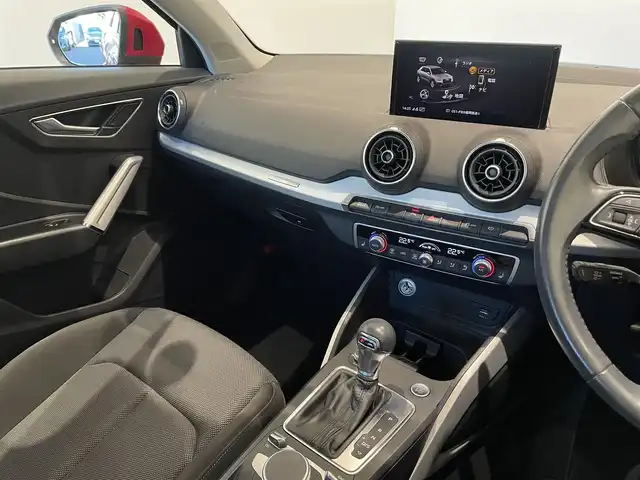 アウディ Ｑ２ 30TFSIスポーツ 福岡県 2019(令1)年 2.9万km 赤 ナビゲーションパッケージ/・MMIナビゲーションシステム/・TVチューナー/・8スピーカー/・スマートフォンインターフェイス/・Audi connect/バーチャルコックピット/アシスタンスパッケージ/・サイドアシスト/・アクティブレーンアシスト/・トラフィックジャムアシスト/・リヤクロストラフィックアシスト/・プレセンスベーシック/・ハイビームアシスト/アダプティブクルーズコントロール /ベーシックパッケージ/・デラックスオートマチックエアコンディショナー/・ルームミラー 自動防眩/・DIS（ドライバーインフォメーションシステム）/・ステアリングホイール 3スポークレザー/・センターアームレス/コンビニエンスパッケージ/・アドバンストキーシステム/・リヤビューカメラ/・アウディパーキングシステム/LEDライトパッケージ/・LEDヘッドライト/・LEDリヤダイナミックターンインディケーター/・ヘッドライトウォッシャー/・LEDインテリアライティング/オートマチックテールゲート/ＡＵＤＩドライブセレクト/シートヒーター/アドバンストキー/パーキングエンド/ETC/電動パーキング/純正17インチAW