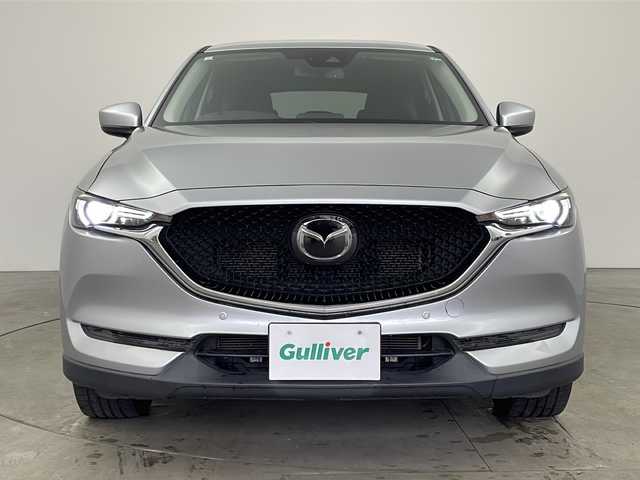 マツダ ＣＸ－５ 20S プロアクティブ 兵庫県 2017(平29)年 2.3万km ソニックシルバーM ・純正ナビ/Bluetooth/USB/AM/FM/・バックカメラ、サイドカメラ/・スマート・ブレーキ・サポート（SBS）/・スマート・シティ・ブレーキ・サポート（SCBS）/・レーンキープアシストシステム/・ドライバーアテンションアラート/・交通標識認識システム/・パーキングセンサー/・レーダクルーズコントロール/・車間認知支援システム/・横滑り防止装置（TCS）/・アイドリングストップ/・ヘッドアップディスプレイ/・革巻きステアリング/・ステアリングスイッチ/・パドルシフト/・電子パーキングブレーキ/・オートホールドブレーキ/・フロアマット（運転席のみ）/・純正19インチアルミホイールタイヤ/・LEDヘッドライト/・フォグランプ/・ETC/・スマートキー/・スペアキー