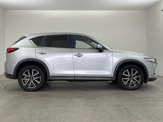 マツダ ＣＸ－５ 20S プロアクティブ 兵庫県 2017(平29)年 2.3万km ソニックシルバーM ・純正ナビ/Bluetooth/USB/AM/FM/・バックカメラ、サイドカメラ/・スマート・ブレーキ・サポート（SBS）/・スマート・シティ・ブレーキ・サポート（SCBS）/・レーンキープアシストシステム/・ドライバーアテンションアラート/・交通標識認識システム/・パーキングセンサー/・レーダクルーズコントロール/・車間認知支援システム/・横滑り防止装置（TCS）/・アイドリングストップ/・ヘッドアップディスプレイ/・革巻きステアリング/・ステアリングスイッチ/・パドルシフト/・電子パーキングブレーキ/・オートホールドブレーキ/・フロアマット（運転席のみ）/・純正19インチアルミホイールタイヤ/・LEDヘッドライト/・フォグランプ/・ETC/・スマートキー/・スペアキー