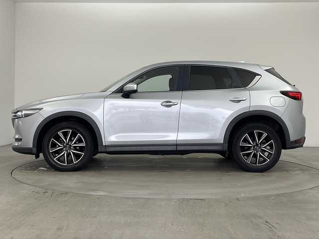 マツダ ＣＸ－５ 20S プロアクティブ 兵庫県 2017(平29)年 2.3万km ソニックシルバーM ・純正ナビ/Bluetooth/USB/AM/FM/・バックカメラ、サイドカメラ/・スマート・ブレーキ・サポート（SBS）/・スマート・シティ・ブレーキ・サポート（SCBS）/・レーンキープアシストシステム/・ドライバーアテンションアラート/・交通標識認識システム/・パーキングセンサー/・レーダクルーズコントロール/・車間認知支援システム/・横滑り防止装置（TCS）/・アイドリングストップ/・ヘッドアップディスプレイ/・革巻きステアリング/・ステアリングスイッチ/・パドルシフト/・電子パーキングブレーキ/・オートホールドブレーキ/・フロアマット（運転席のみ）/・純正19インチアルミホイールタイヤ/・LEDヘッドライト/・フォグランプ/・ETC/・スマートキー/・スペアキー