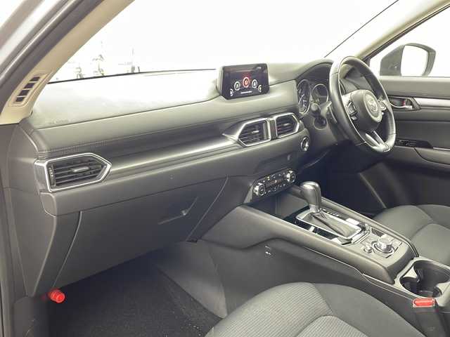 マツダ ＣＸ－５ 20S プロアクティブ 兵庫県 2017(平29)年 2.3万km ソニックシルバーM ・純正ナビ/Bluetooth/USB/AM/FM/・バックカメラ、サイドカメラ/・スマート・ブレーキ・サポート（SBS）/・スマート・シティ・ブレーキ・サポート（SCBS）/・レーンキープアシストシステム/・ドライバーアテンションアラート/・交通標識認識システム/・パーキングセンサー/・レーダクルーズコントロール/・車間認知支援システム/・横滑り防止装置（TCS）/・アイドリングストップ/・ヘッドアップディスプレイ/・革巻きステアリング/・ステアリングスイッチ/・パドルシフト/・電子パーキングブレーキ/・オートホールドブレーキ/・フロアマット（運転席のみ）/・純正19インチアルミホイールタイヤ/・LEDヘッドライト/・フォグランプ/・ETC/・スマートキー/・スペアキー