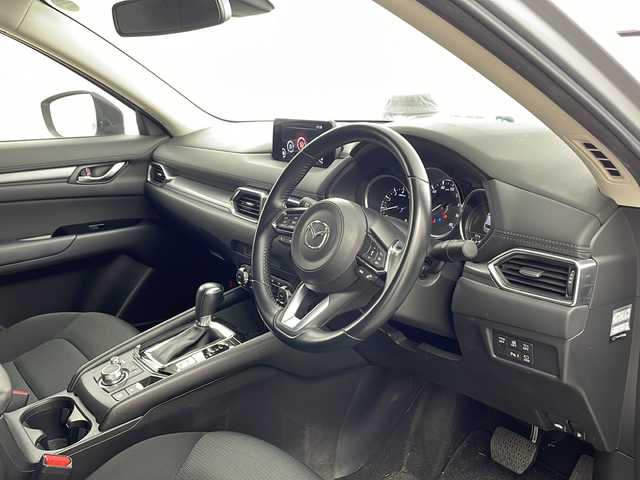 マツダ ＣＸ－５ 20S プロアクティブ 兵庫県 2017(平29)年 2.3万km ソニックシルバーM ・純正ナビ/Bluetooth/USB/AM/FM/・バックカメラ、サイドカメラ/・スマート・ブレーキ・サポート（SBS）/・スマート・シティ・ブレーキ・サポート（SCBS）/・レーンキープアシストシステム/・ドライバーアテンションアラート/・交通標識認識システム/・パーキングセンサー/・レーダクルーズコントロール/・車間認知支援システム/・横滑り防止装置（TCS）/・アイドリングストップ/・ヘッドアップディスプレイ/・革巻きステアリング/・ステアリングスイッチ/・パドルシフト/・電子パーキングブレーキ/・オートホールドブレーキ/・フロアマット（運転席のみ）/・純正19インチアルミホイールタイヤ/・LEDヘッドライト/・フォグランプ/・ETC/・スマートキー/・スペアキー