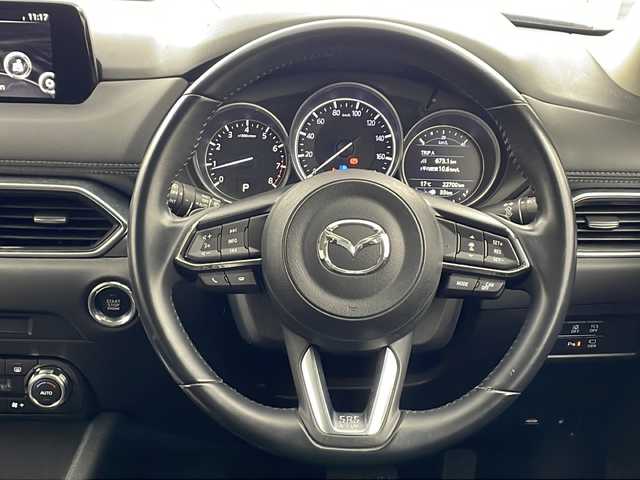 マツダ ＣＸ－５ 20S プロアクティブ 兵庫県 2017(平29)年 2.3万km ソニックシルバーM ・純正ナビ/Bluetooth/USB/AM/FM/・バックカメラ、サイドカメラ/・スマート・ブレーキ・サポート（SBS）/・スマート・シティ・ブレーキ・サポート（SCBS）/・レーンキープアシストシステム/・ドライバーアテンションアラート/・交通標識認識システム/・パーキングセンサー/・レーダクルーズコントロール/・車間認知支援システム/・横滑り防止装置（TCS）/・アイドリングストップ/・ヘッドアップディスプレイ/・革巻きステアリング/・ステアリングスイッチ/・パドルシフト/・電子パーキングブレーキ/・オートホールドブレーキ/・フロアマット（運転席のみ）/・純正19インチアルミホイールタイヤ/・LEDヘッドライト/・フォグランプ/・ETC/・スマートキー/・スペアキー