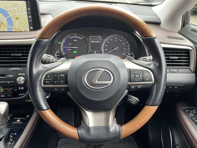 レクサス ＲＸ 450h バージョンL 島根県 2019(令1)年 7.7万km ソニックチタニウム 純正12.3インチメモリナビ/(CD DVD フルセグTV Bluetooth)/パラレルサンルーフ/全方位カメラ/４WD/レクサスセーフティ/・衝突軽減ブレーキ/・車線逸脱警報/・レーントレーシングアシスト/・レーダークルーズコントロール/・ブラインドスポットモニター/・道路標識認識機能/茶革シート/パワーシート/シートヒーター・エアシート/パワーバックドア/ウッドコンビステアリング/ステアリングヒーター/ステアリングリモコン/パドルシフト/置くだけ充電/ドライブレコーダー/ETC2.0/プッシュスタート/電動パーキングブレーキ/オートブレーキホールド/純正フロアマット/LEDヘッドライト/オートライト/オートマチックハイビーム