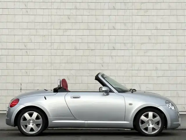 ダイハツ コペン アクティブトップ 岩手県 2002(平14)年 2.2万km ブライトシルバーメタリック 禁煙車/5MT/赤レザーシート/momoステアリング/ファッションバー/前席シートヒーター/電動オープン/フォグライト/〇キーレス/〇電動ミラー/〇社外フロアマット/〇シガーソケット/〇パワーウィンドウ/〇パワーステアリング/取扱説明書