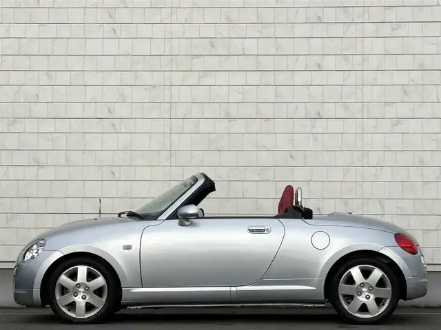 ダイハツ コペン アクティブトップ 岩手県 2002(平14)年 2.2万km ブライトシルバーメタリック 禁煙車/5MT/赤レザーシート/momoステアリング/ファッションバー/前席シートヒーター/電動オープン/フォグライト/〇キーレス/〇電動ミラー/〇社外フロアマット/〇シガーソケット/〇パワーウィンドウ/〇パワーステアリング/取扱説明書