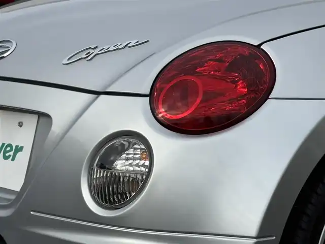 ダイハツ コペン アクティブトップ 岩手県 2002(平14)年 2.2万km ブライトシルバーメタリック 禁煙車/5MT/赤レザーシート/momoステアリング/ファッションバー/前席シートヒーター/電動オープン/フォグライト/〇キーレス/〇電動ミラー/〇社外フロアマット/〇シガーソケット/〇パワーウィンドウ/〇パワーステアリング/取扱説明書