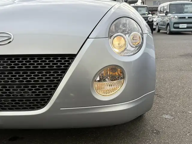 ダイハツ コペン アクティブトップ 岩手県 2002(平14)年 2.2万km ブライトシルバーメタリック 禁煙車/5MT/赤レザーシート/momoステアリング/ファッションバー/前席シートヒーター/電動オープン/フォグライト/〇キーレス/〇電動ミラー/〇社外フロアマット/〇シガーソケット/〇パワーウィンドウ/〇パワーステアリング/取扱説明書