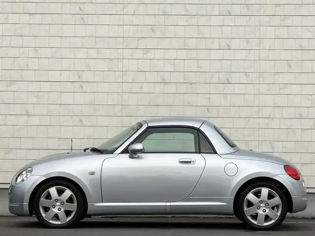 ダイハツ コペン アクティブトップ 岩手県 2002(平14)年 2.2万km ブライトシルバーメタリック 禁煙車/5MT/赤レザーシート/momoステアリング/ファッションバー/前席シートヒーター/電動オープン/フォグライト/〇キーレス/〇電動ミラー/〇社外フロアマット/〇シガーソケット/〇パワーウィンドウ/〇パワーステアリング/取扱説明書