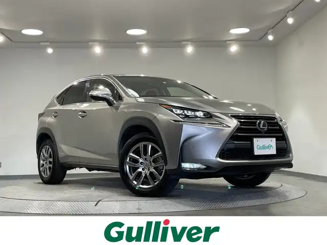 レクサス ＮＸ 300h バージョンL 愛知県 2016(平28)年 6.1万km ソニックチタニウム 純正１０．２５インチナビ/パノラミックビューモニター/レーダークルーズコントロール/パワーリアゲート/衝突軽減ブレーキ/レーンキープアシスト/ブラインドスポットモニター/クリアランスソナー/三眼ＬＥＤヘッドライト/オートハイビーム/シートヒーター/エアシート/パワーシート(シートメモリ機能)　/ビルトインＥＴＣ/ハンドルヒーター/パドルシフト/純正フロアマット/スマートキーx2　カードキーx1