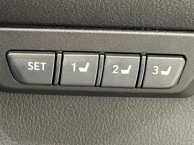 レクサス ＮＸ 300h バージョンL 愛知県 2016(平28)年 6.1万km ソニックチタニウム 純正１０．２５インチナビ/パノラミックビューモニター/レーダークルーズコントロール/パワーリアゲート/衝突軽減ブレーキ/レーンキープアシスト/ブラインドスポットモニター/クリアランスソナー/三眼ＬＥＤヘッドライト/オートハイビーム/シートヒーター/エアシート/パワーシート(シートメモリ機能)　/ビルトインＥＴＣ/ハンドルヒーター/パドルシフト/純正フロアマット/スマートキーx2　カードキーx1