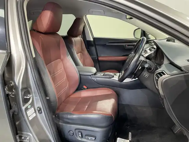 レクサス ＮＸ 300h バージョンL 愛知県 2016(平28)年 6.1万km ソニックチタニウム 純正１０．２５インチナビ/パノラミックビューモニター/レーダークルーズコントロール/パワーリアゲート/衝突軽減ブレーキ/レーンキープアシスト/ブラインドスポットモニター/クリアランスソナー/三眼ＬＥＤヘッドライト/オートハイビーム/シートヒーター/エアシート/パワーシート(シートメモリ機能)　/ビルトインＥＴＣ/ハンドルヒーター/パドルシフト/純正フロアマット/スマートキーx2　カードキーx1