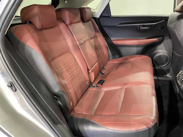 レクサス ＮＸ 300h バージョンL 愛知県 2016(平28)年 6.1万km ソニックチタニウム 純正１０．２５インチナビ/パノラミックビューモニター/レーダークルーズコントロール/パワーリアゲート/衝突軽減ブレーキ/レーンキープアシスト/ブラインドスポットモニター/クリアランスソナー/三眼ＬＥＤヘッドライト/オートハイビーム/シートヒーター/エアシート/パワーシート(シートメモリ機能)　/ビルトインＥＴＣ/ハンドルヒーター/パドルシフト/純正フロアマット/スマートキーx2　カードキーx1