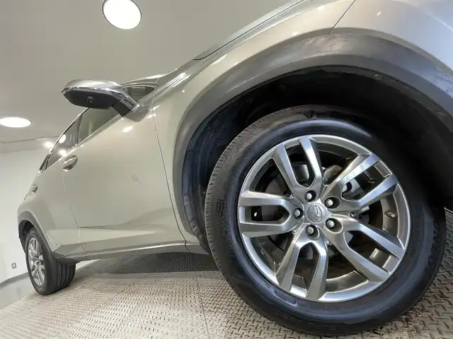 レクサス ＮＸ 300h バージョンL 愛知県 2016(平28)年 6.1万km ソニックチタニウム 純正１０．２５インチナビ/パノラミックビューモニター/レーダークルーズコントロール/パワーリアゲート/衝突軽減ブレーキ/レーンキープアシスト/ブラインドスポットモニター/クリアランスソナー/三眼ＬＥＤヘッドライト/オートハイビーム/シートヒーター/エアシート/パワーシート(シートメモリ機能)　/ビルトインＥＴＣ/ハンドルヒーター/パドルシフト/純正フロアマット/スマートキーx2　カードキーx1