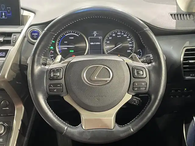 レクサス ＮＸ 300h バージョンL 愛知県 2016(平28)年 6.1万km ソニックチタニウム 純正１０．２５インチナビ/パノラミックビューモニター/レーダークルーズコントロール/パワーリアゲート/衝突軽減ブレーキ/レーンキープアシスト/ブラインドスポットモニター/クリアランスソナー/三眼ＬＥＤヘッドライト/オートハイビーム/シートヒーター/エアシート/パワーシート(シートメモリ機能)　/ビルトインＥＴＣ/ハンドルヒーター/パドルシフト/純正フロアマット/スマートキーx2　カードキーx1