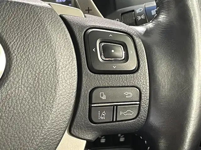 レクサス ＮＸ 300h バージョンL 愛知県 2016(平28)年 6.1万km ソニックチタニウム 純正１０．２５インチナビ/パノラミックビューモニター/レーダークルーズコントロール/パワーリアゲート/衝突軽減ブレーキ/レーンキープアシスト/ブラインドスポットモニター/クリアランスソナー/三眼ＬＥＤヘッドライト/オートハイビーム/シートヒーター/エアシート/パワーシート(シートメモリ機能)　/ビルトインＥＴＣ/ハンドルヒーター/パドルシフト/純正フロアマット/スマートキーx2　カードキーx1