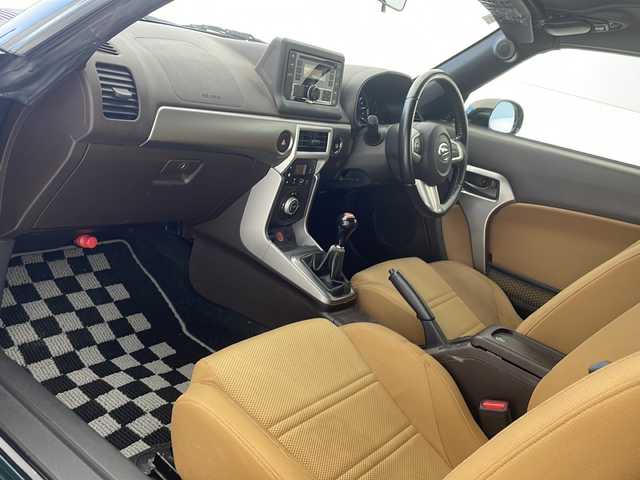 ダイハツ コペン セロ 沖縄県 2015(平27)年 7.9万km フォレストカーキメタリック 純正オーディオ（CUP-W65D）/　(ＣＤ　ＡＭ　ＦＭ　ＵＳＢ　ＡＵＸ)/５速マニュアル/オープンカー　(電動式)/社外１６インチアルミホイール/シートヒーター/オートエアコン/ステアリングスイッチ/プッシュスタート/スマートキー