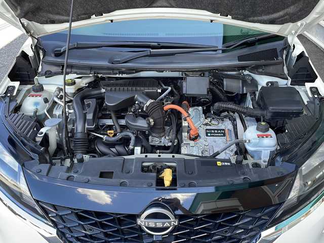 日産 ノート X 岐阜県 2022(令4)年 6.2万km ピュアホワイトパール 禁煙車/社外ナビ/AM/FM/BT/アラウンドビューモニター /エマージェンシーブレーキ /インテリジェントルームミラー /セーフティーシールド/BSI/オートライト/LEDヘッドライト/運転支援/後方支援/後側方支援/速度標識表示/標識検知支援/駐車支援/後退時車両検知警報/電子パーキングブレーキ/インテリジェントキー /プッシュスタート