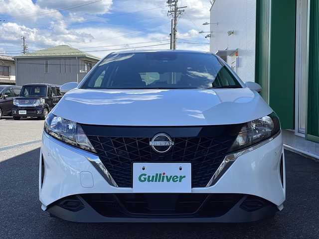 日産 ノート X 岐阜県 2022(令4)年 6.2万km ピュアホワイトパール 禁煙車/社外ナビ/AM/FM/BT/アラウンドビューモニター /エマージェンシーブレーキ /インテリジェントルームミラー /セーフティーシールド/BSI/オートライト/LEDヘッドライト/運転支援/後方支援/後側方支援/速度標識表示/標識検知支援/駐車支援/後退時車両検知警報/電子パーキングブレーキ/インテリジェントキー /プッシュスタート