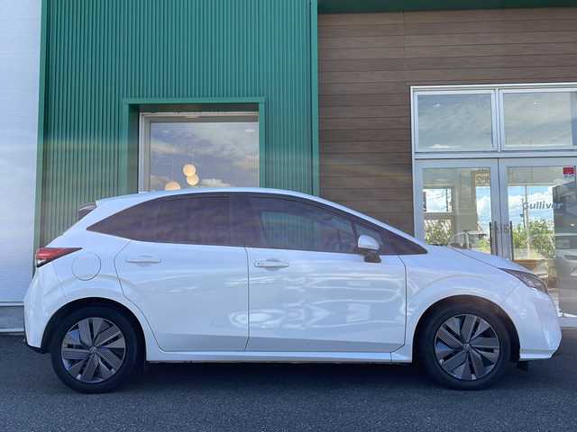 日産 ノート X 岐阜県 2022(令4)年 6.2万km ピュアホワイトパール 禁煙車/社外ナビ/AM/FM/BT/アラウンドビューモニター /エマージェンシーブレーキ /インテリジェントルームミラー /セーフティーシールド/BSI/オートライト/LEDヘッドライト/運転支援/後方支援/後側方支援/速度標識表示/標識検知支援/駐車支援/後退時車両検知警報/電子パーキングブレーキ/インテリジェントキー /プッシュスタート