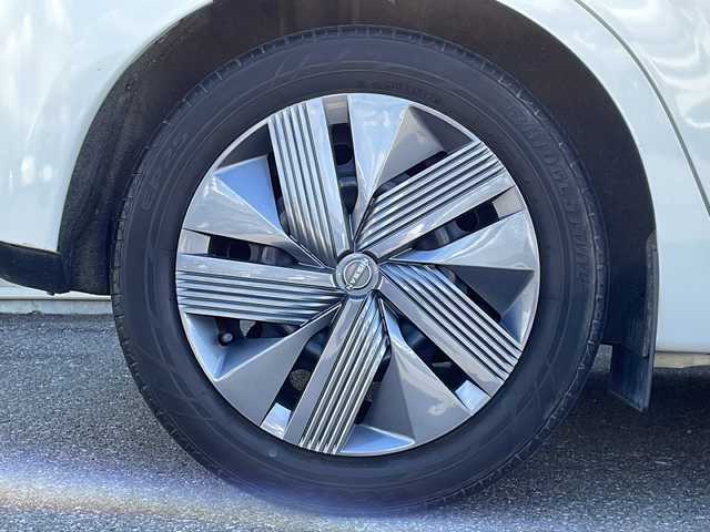 日産 ノート X 岐阜県 2022(令4)年 6.2万km ピュアホワイトパール 禁煙車/社外ナビ/AM/FM/BT/アラウンドビューモニター /エマージェンシーブレーキ /インテリジェントルームミラー /セーフティーシールド/BSI/オートライト/LEDヘッドライト/運転支援/後方支援/後側方支援/速度標識表示/標識検知支援/駐車支援/後退時車両検知警報/電子パーキングブレーキ/インテリジェントキー /プッシュスタート