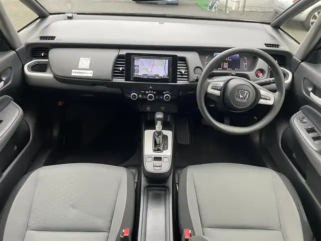 ホンダ フィット ベーシック 長崎県 2020(令2)年 6.6万km シャイニンググレーM ワンオーナー/プッシュスタート/社外SDナビ（AM/FM/DVD/SD）/ブルートゥース/ETC/クルーズコントロール（追従有）/ブレーキホールド/アイドリングストップ/USB/横滑り防止装置/衝突軽減ブレーキ/コーナーセンサー（前後）/ステアリングスイッチ/車線逸脱抑制装置/踏み間違い衝突軽減/電格ミラー/レーンキープアシスト/ブレーキホールド/スペアキー/取説/保証書