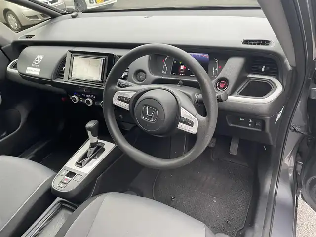 ホンダ フィット ベーシック 長崎県 2020(令2)年 6.6万km シャイニンググレーM ワンオーナー/プッシュスタート/社外SDナビ（AM/FM/DVD/SD）/ブルートゥース/ETC/クルーズコントロール（追従有）/ブレーキホールド/アイドリングストップ/USB/横滑り防止装置/衝突軽減ブレーキ/コーナーセンサー（前後）/ステアリングスイッチ/車線逸脱抑制装置/踏み間違い衝突軽減/電格ミラー/レーンキープアシスト/ブレーキホールド/スペアキー/取説/保証書